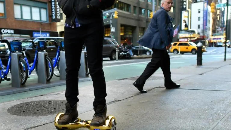 <p>Un joven con su patineta eléctrica el 15 de diciembre de 2015 en Nueva York</p>
