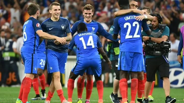 <p>El atacante, Antoine Griezmann (C) celebra con sus compañeros de la selección de Francia tras el triunfo 2-0 ante Alemania en la semifinales de la Eurocopa 2016 ante Alemania y el pase a la final, en el estadio Stade Velodrome, en Marsella, el 7 de julio de 2016.</p>