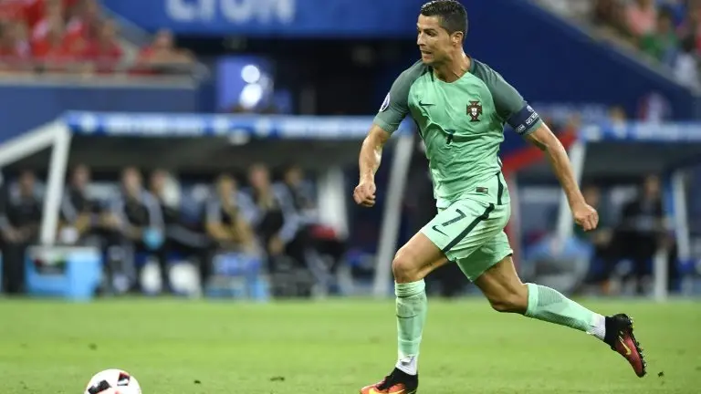 <p>El portugués Cristiano Ronaldo avanza con el balón durante el partido ante Gales, por semifinales de la Eurocopa, el 6 de julio de 2016 en Décines-Charpieu, Francia</p>