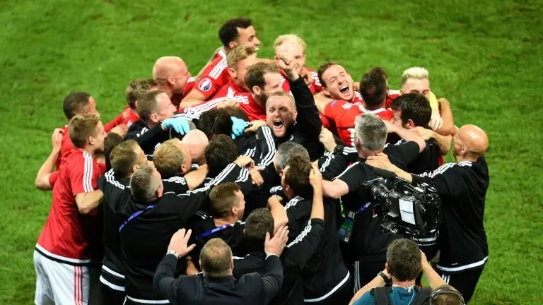 <p>Los jugadores de Gales festejan el pasaje a semifinales de la Eurocopa-2016 tras vencer a Bélgica, el 1 de julio de 2016, en Villeneuve-d'Ascq, Francia</p>