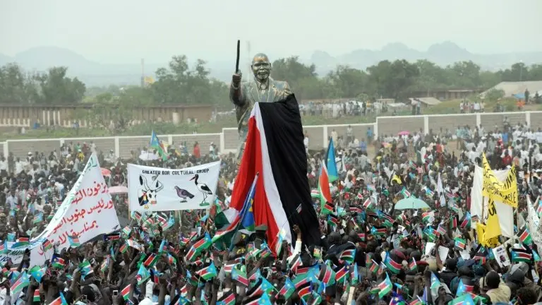 <p>Gran cantidad de personas ondean la bandera de la república de Sudán del Sur durante la celebración de la independencia del país, en una fotografía de archivo del 9 de julio de 2011 en Juba l Juba. South Sudan marks five years of independence on July 9 with celebrations cancelled in the face of a deepening hunger crisis and fears the world's youngest country could slide back into war. Tens of thousands have died in a civil war since December 2013 that has left the economy in ruins, forcing the government to abandon independence celebrations for the first time since secession from Sudan.</p>