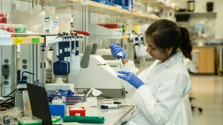 <p>Una investigadora prepara muestras de ADN en un laboratorio del Centro del genoma de Nueva York, el 19 de septiembre de 2013</p>