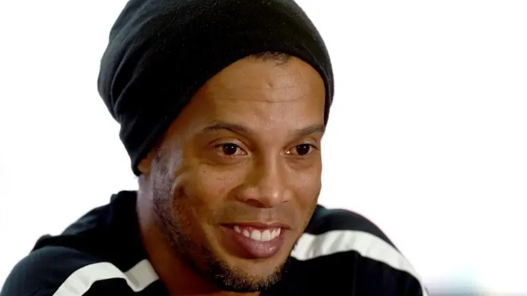<p>El exastro del fútbol Ronaldinho, en rueda de prensa en Ciudad de Guatemala el 8 de julio de 2016</p>