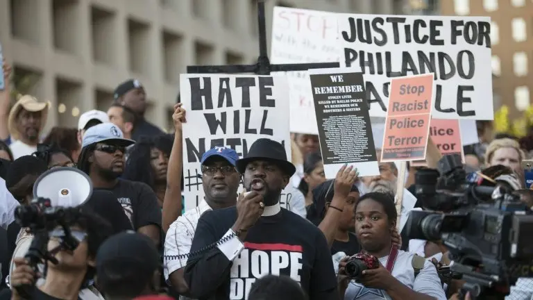 <p>Una marcha pacífica en Dallas para protestar contra el asesinato de dos hombres negros a manos de la policía el 7 de julio de 2016</p>