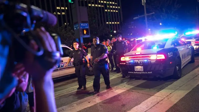 <p>Varios policías se movilizan tras el tiroteo en Dallas, en el estado de Texas, durante una manifestación contra la brutalidad policial hacia los negros, el 7 de julio de 2016</p>