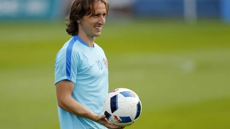 <p>El futbolista croata Luka Modric sonríe en un entrenamiento en Deauville, Francia, el 23 de junio de 2016</p>