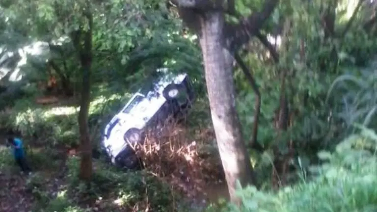 Ambulancia cae a barranco