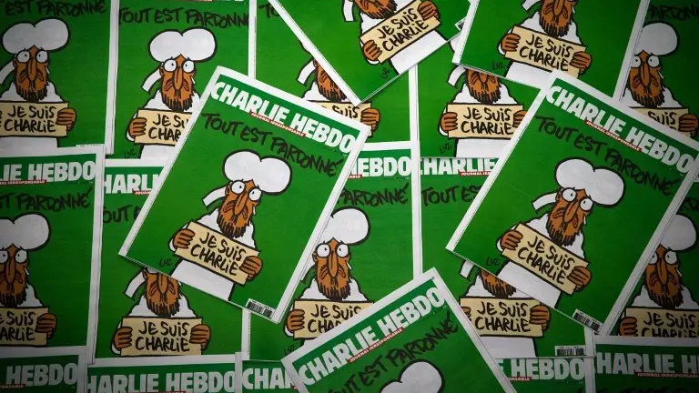 <p>Foto del 14 de enero de 2015 de copias del primer número editado por el semanario satírico Charlie Hebdo luego del ataque que sufrió a principios de año</p>