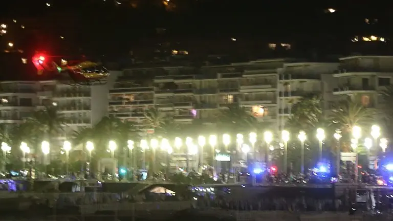 <p>Vista de la costa de Niza cerca del lugar del ataque que dejó decenas de muertos el 14 de julio de 2016</p>