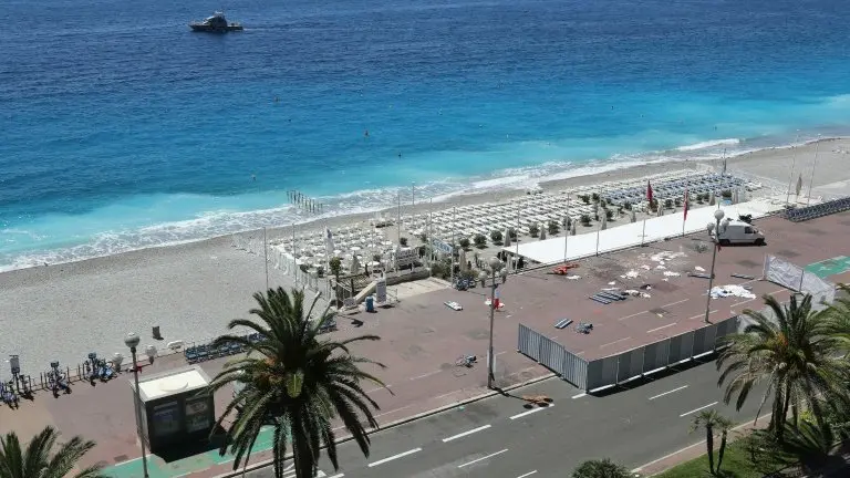 <p>Vista aérea de la zona en la que tuvo lugar el atentado del 14 de julio de 2016 en el Paseo de los Ingleses de Niza, un día después en esta ciudad de la costa mediterránea francesa</p>