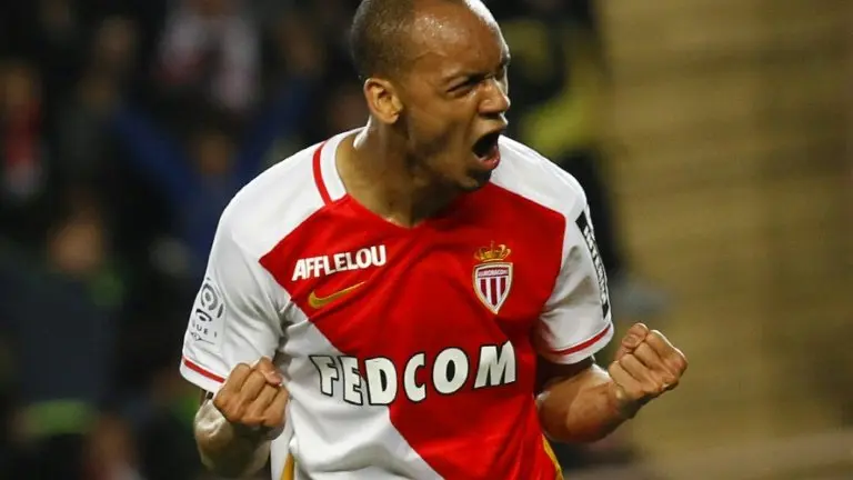 <p>El defensa del Mónaco Fabinho celebra un gol de penalti en un partido de Liga contra el Montpellier el 14 de mayo de 2016 en el estadio Luis II de Mónaco</p>