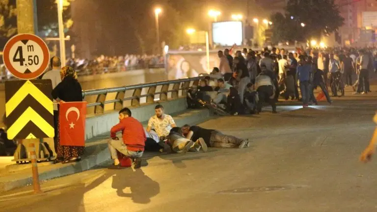 <p>La gente se pone a cubierto en Ankara, en medio de una manifestación contra el anuncio de un grupo de militares que afirmó haber tomado el poder en Turquía, el 15 de julio de 2016</p>