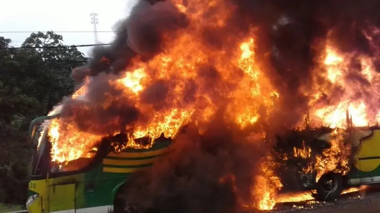 Bus incendiado en Los Chorros