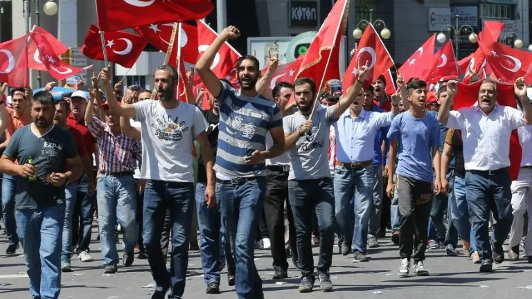 <p>Varios hombres gritan durante una manifestación contra el intento de golpe militar en Turquía, este sábado 16 de julio en Ankara</p>