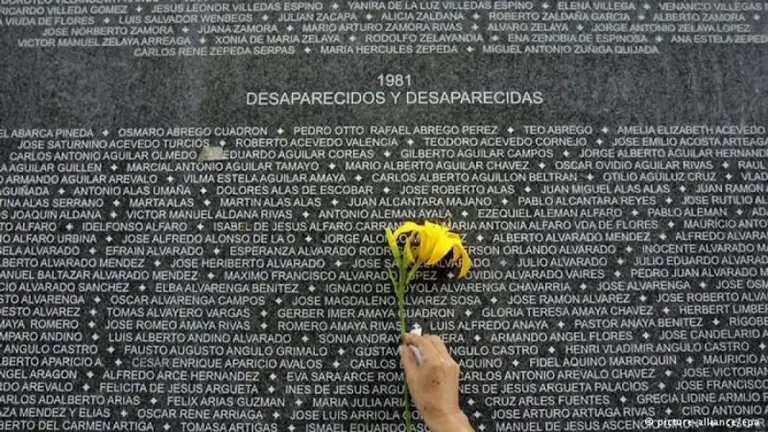 Muro desaparecidos y asesinados en la guerra.