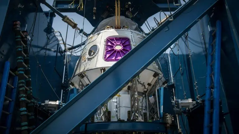 <p>Imagen distribuida por la NASA el 30 de junio de 2016 que muestra la cápsula Dragon el día antes en la plataforma de lanzamiento en Hawthorne, California</p>