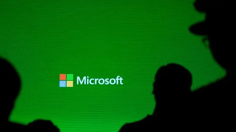 <p>El logo de Microsoft el 30 de julio de 2014 en una presentación en Shanghail en China</p>