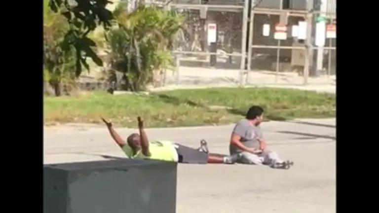 Hombre manos en alto