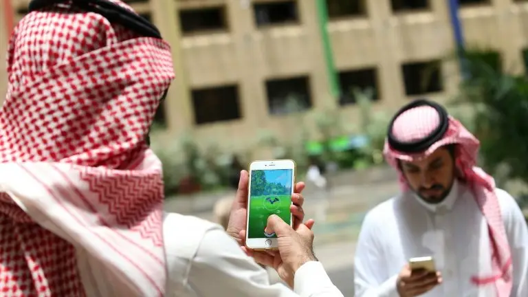 <p>Hombres saudíes juegan a Pokémon Go en sus celulares en Riad el 17 de julio de 2016</p>
