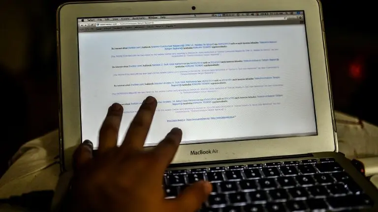 <p>Una pantalla de computadora el 21 de marzo de 2014 en Estambul, Turquía</p>