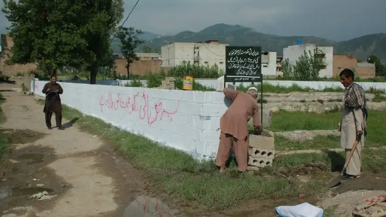 <p>Trabajadores pakistaníes el 23 de julio de 2016 en el terreno donde se ubicaba la casa en la cual el líder de Al Qaida Osama Bin Laden fue abatido en 2011 en Abbottabad</p>