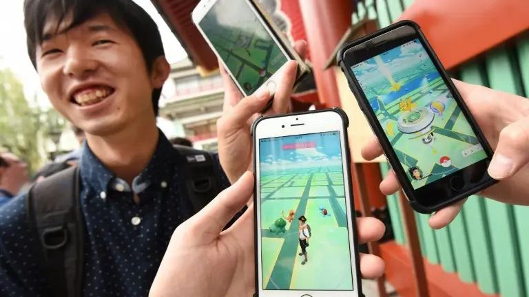 <p>Unos estudiantes japoneses muestras sus teléfonos móviles con el el juego Pokemon Go este viernes 22 de julio en Tokio</p>