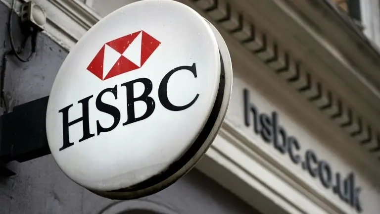 <p>Foto de archivo tomada el 22 de octubre de 2015 muestra el logotipo del banco HSBC frente a una sucursal en Londres.</p>
