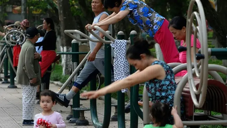 <p>Personas haciendo ejercicio en un parque público en Hanói (Vietnam), el 11 de abril de 2016</p>