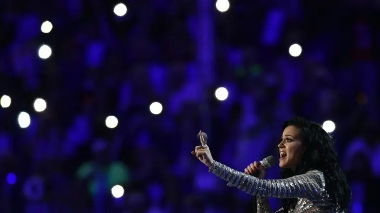 <p>La cantante estadounidense Katy Perry actúa durante el día final de la Convención Nacional Demócrata, en Filadelfia el 28 de julio de 2016, para apoyar el nombramiento de la candidata Hillary Clinton</p>