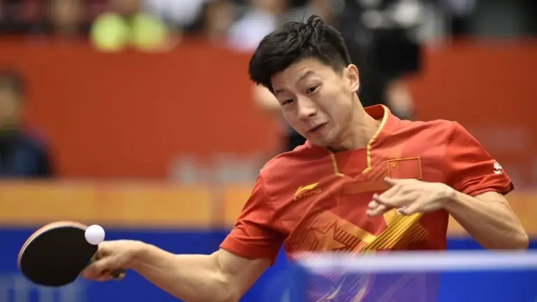 <p>El chino Ma Long en un partido ante su compatriota Xu Xin en un torneo de tenis de mesa, el 19 de junio de 2016, en Tokio</p>
