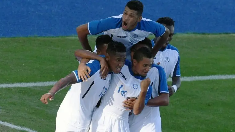 <p>El jugador de Honduras Romell Quito (I) celebra con sus compañeros de equipo luego de anotar un gol contra Argelia en el partido por los Juegos Olímpicos el 4 de agosto de 2016 en Rio de Janeiro</p>