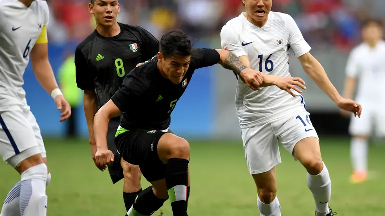 Korea Republic's player Kwon Chang-Hoon (R) vies for the ball with Mexico's player Michael Perez (C) during the Rio 2016 Olympic Games first Round Group C men's football match Korea Republic vs Mexico, at the Mane Garrincha Stadium in Brasilia on August 10, 2016. / AFP PHOTO / EVARISTO SA