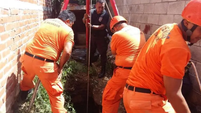 Foto de referencia de rescate de persona al interior de pozo.