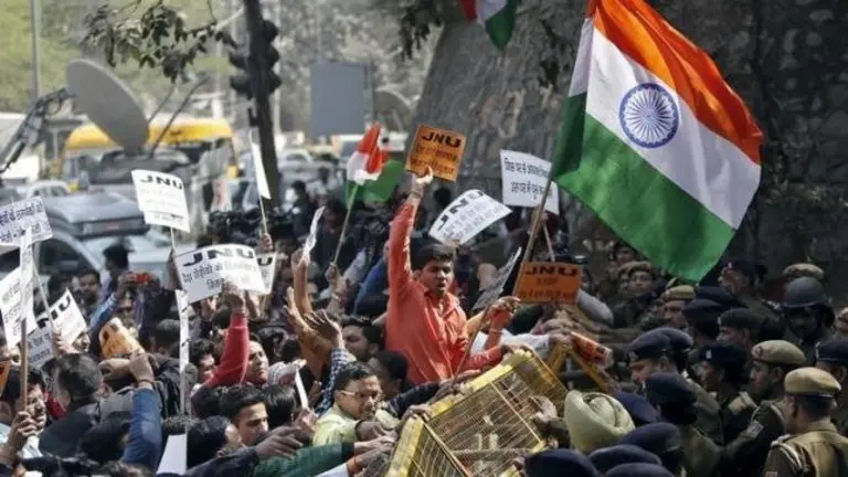 Activists from various Hindu right-wing groups shout slogans as they try to cross a police barricade during a protest against the students of Jawaharlal Nehru University (JNU) outside the university campus in New Delhi, India, February 16, 2016.  REUTERS/Anindito Mukherjee