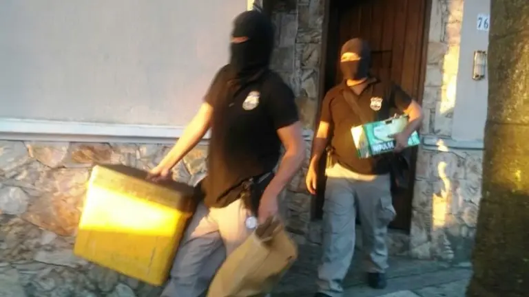 Varios furgones habían llegado, dijeron los vecinos.