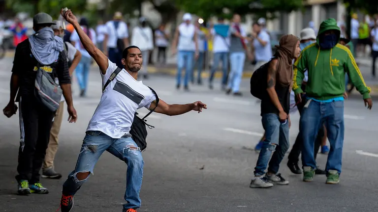 Opposition activists clash with riot police during a march in Caracas, on September 1, 2016.
Venezuela's opposition and government head into a crucial test of strength Thursday with massive marches for and against a referendum to recall President Nicolas Maduro that have raised fears of a violent confrontation. / AFP PHOTO / FEDERICO PARRA