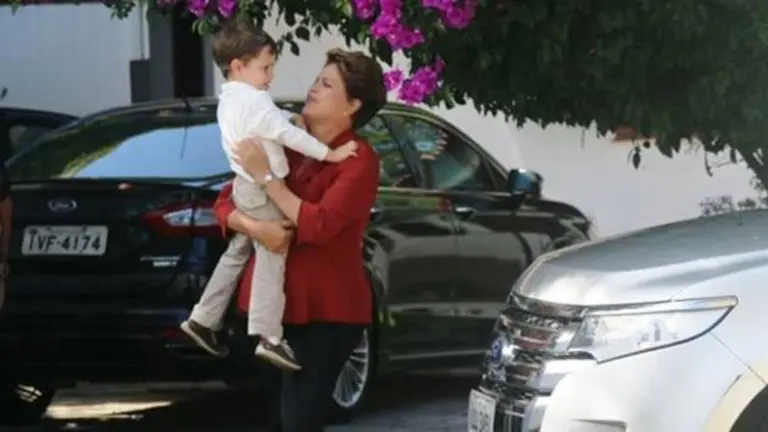 dilma con niño