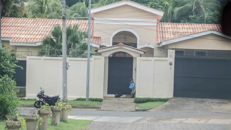 Managua, Nicaragua.06/09/2016. Casa en residencial Las Colinas donde se hospeda el ex presidende de El Salvador Mauricio Funes, señalado en su pais de actos de corrupcion. En la imagen el Editor de Poderes del Diario La prensa, Ismael Lopez al intentar conseguir una entrevista con el ex mandatario. Oscar Navarrete/ LA PRENSA.