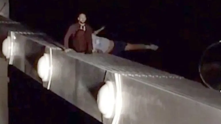 Hombre cae al vacío