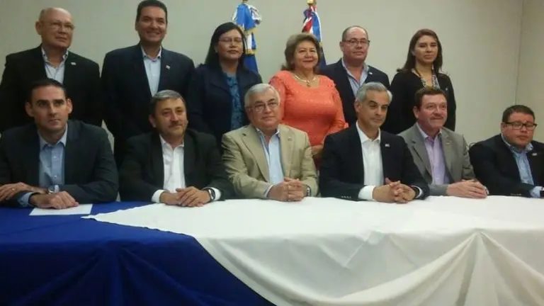 Interiano en conferencia