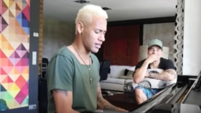 Neymar cantando
