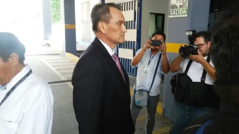 Atilio Benítez al salir de la Comisión de Antejuicio de la Asamblea Legislativa.