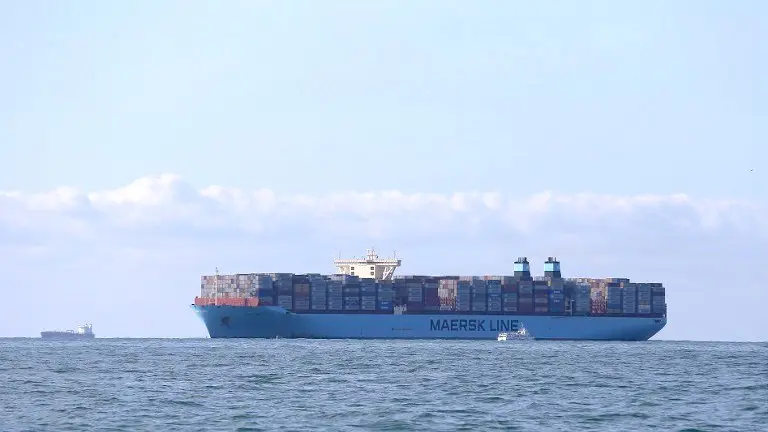 Un contenedor de Maersk navega la costa de Le Havre, al noroeste de Francia. AFP PHOTO / CHARLY TRIBALLEAU