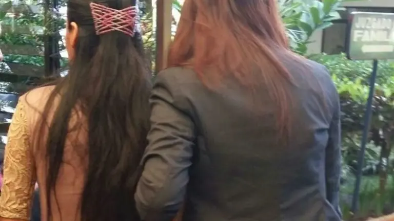 La acusada junto a su defensora salen de los juzgados de sentencia de Santa Tecla.