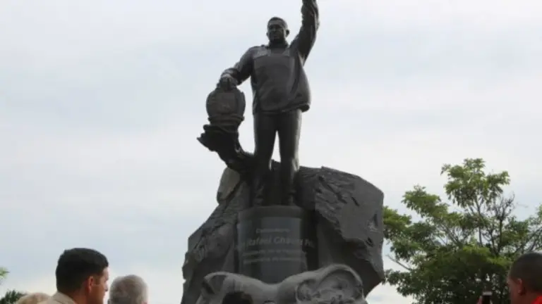 estatua hugo chávez