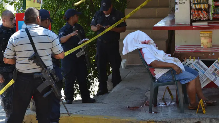 ACAPULCO, GUERRERO, 04FEBRERO2016.- 
Asesinan a una persona con un arma de fuego, calibre 9 milímetros, en la calle 4  de la colonia Alianza Popular, afuera de su miscelánea; al lugar, llegaron elementos policíacos, donde encontraron tres casquillos percutidos.
FOTO: BERNANDINO HERNÁNDEZ /CUARTOSCURO.COM