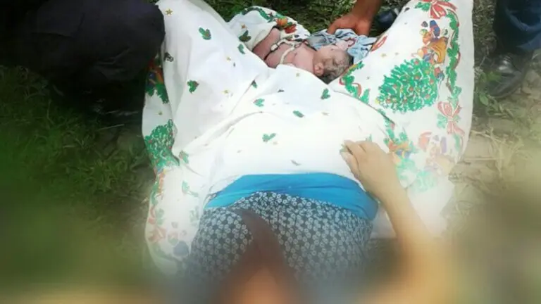 policia ayuda en parto