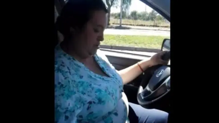 mujer al volante