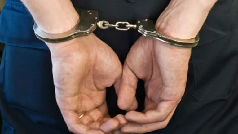 POLICIA ARRESTADO