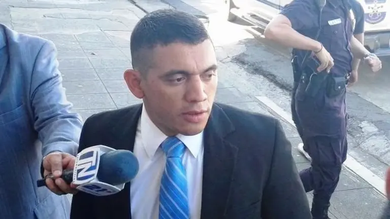 Capitan Lizando Sánchez al momento de ingresar a audiencia por fraude procesal en caso motociclista/ Foto  FGR